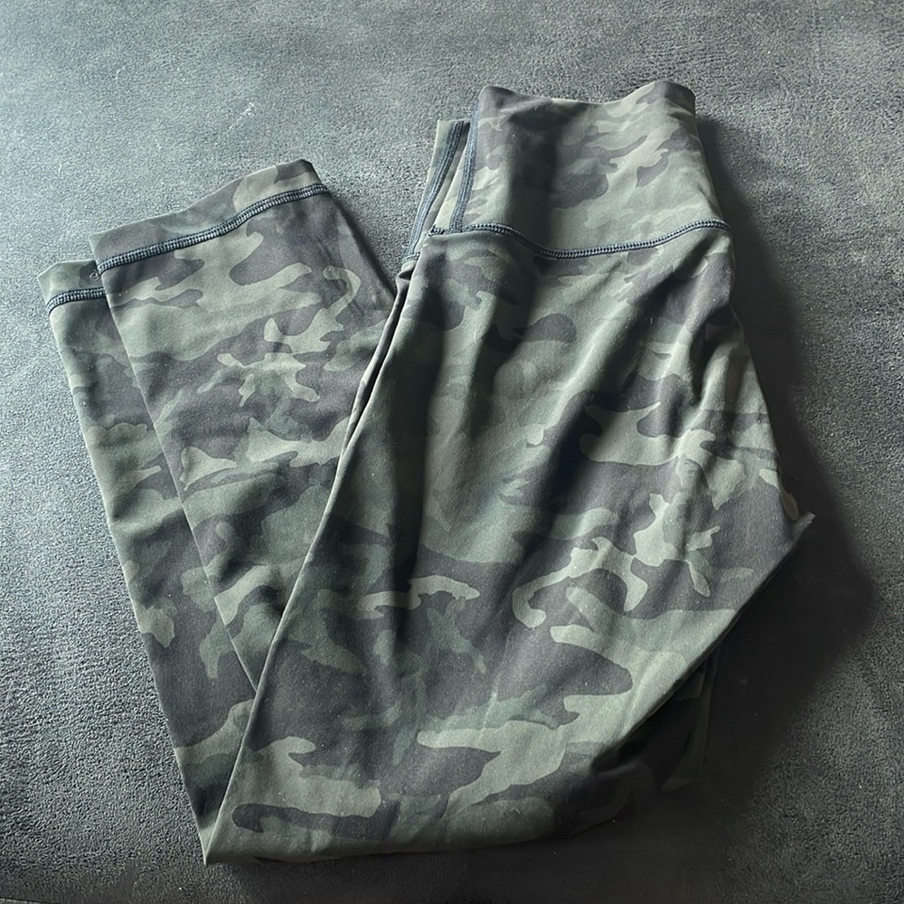 Lululemon winder under camouflage crop